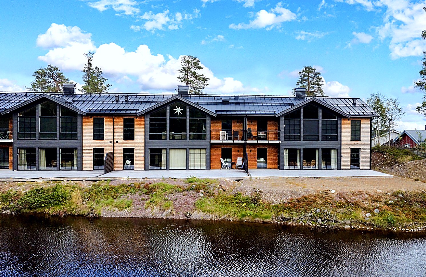 Fasaden mot sjön
